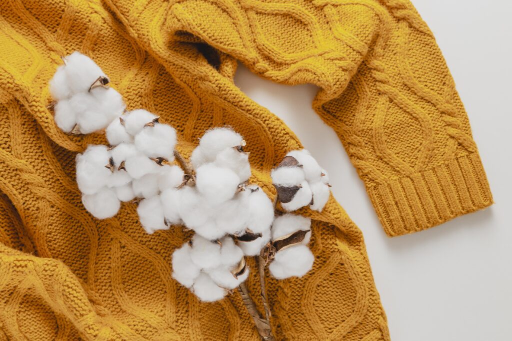 ผ้า Cotton Semi เป็นผ้าผสม โดยทั่วไปประกอบด้วยฝ้ายและใยสังเคราะห์ โดยส่วนใหญ่ในส่วนของใยสังเคราะห์มักเป็นโพลีเอสเตอร์ ส่วนผสมของฝ้ายอาจมีตั้งแต่ 30% ถึง 70%
