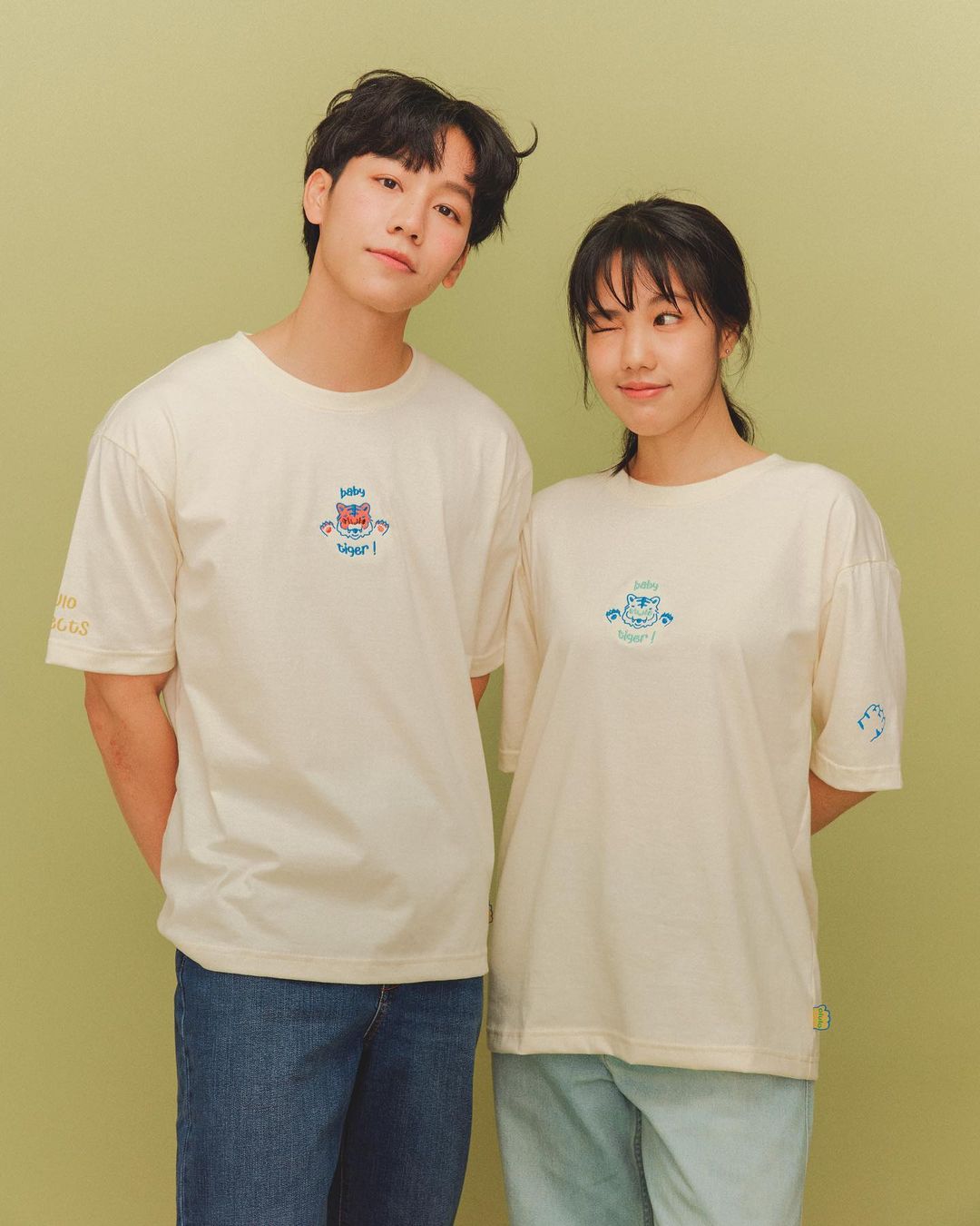 การตัดเย็บเสื้อผ้าสำเร็จรูป (Ready-to-Wear: RTW) หมายถึงเสื้อผ้าที่ผลิตในขนาดมาตรฐานที่กำหนดไว้ล่วงหน้าและจำหน่ายในสภาพสำเร็จรูป เสื้อผ้าสำเร็จรูปไม่ได้ผลิตตามขนาดของลูกค้าโดยเฉพาะ แต่ได้รับการออกแบบให้เหมาะกับประชากรทั่วไป