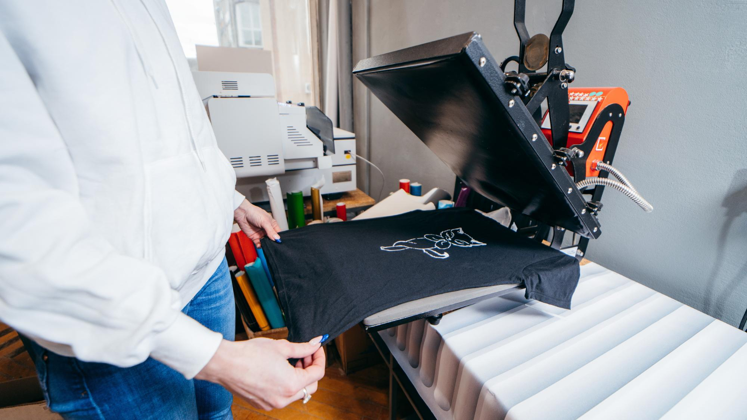 การปักทรานเฟอร์ (Embroidery Transfer) คือ คือเทคนิคที่นำลายปักไปทำลงบนผ้าพื้นสีขาวที่ทำจากโพลีเอสเตอร์ 100% ก่อน แล้วค่อย ใช้เครื่องรีดความร้อน (Heat Press) กดลายปักนี้ลงบนเสื้อ