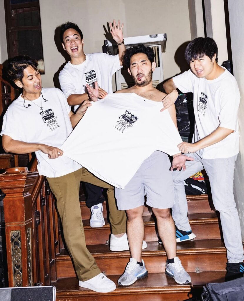 ทำไมใคร ๆ ก็เลือกผลิตเสื้อกับสมศรี ามีทีมงานที่พร้อมให้คำปรึกษาตั้งแต่ขั้นตอนแรก ช่วยวางแผน เลือกเนื้อผ้า ออกแบบลายพิมพ์ และวางโครงสร้างค่าใช้จ่าย