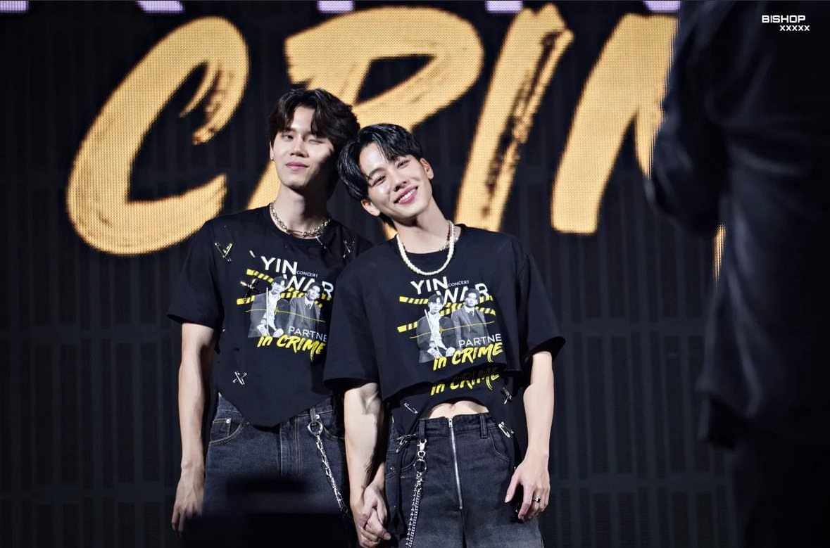 เสื้อครอป (Crop Top) ช่วยสร้างภาพลวงตาให้ขาดูยาวขึ้น เน้นสัดส่วนให้ดูเพรียว ให้ลุคที่ดูสดใหม่และทันสมัย ไม่ว่าจะใส่ไปเที่ยว ช้อปปิ้ง หรือแม้แต่แต่งตัวชิคๆ