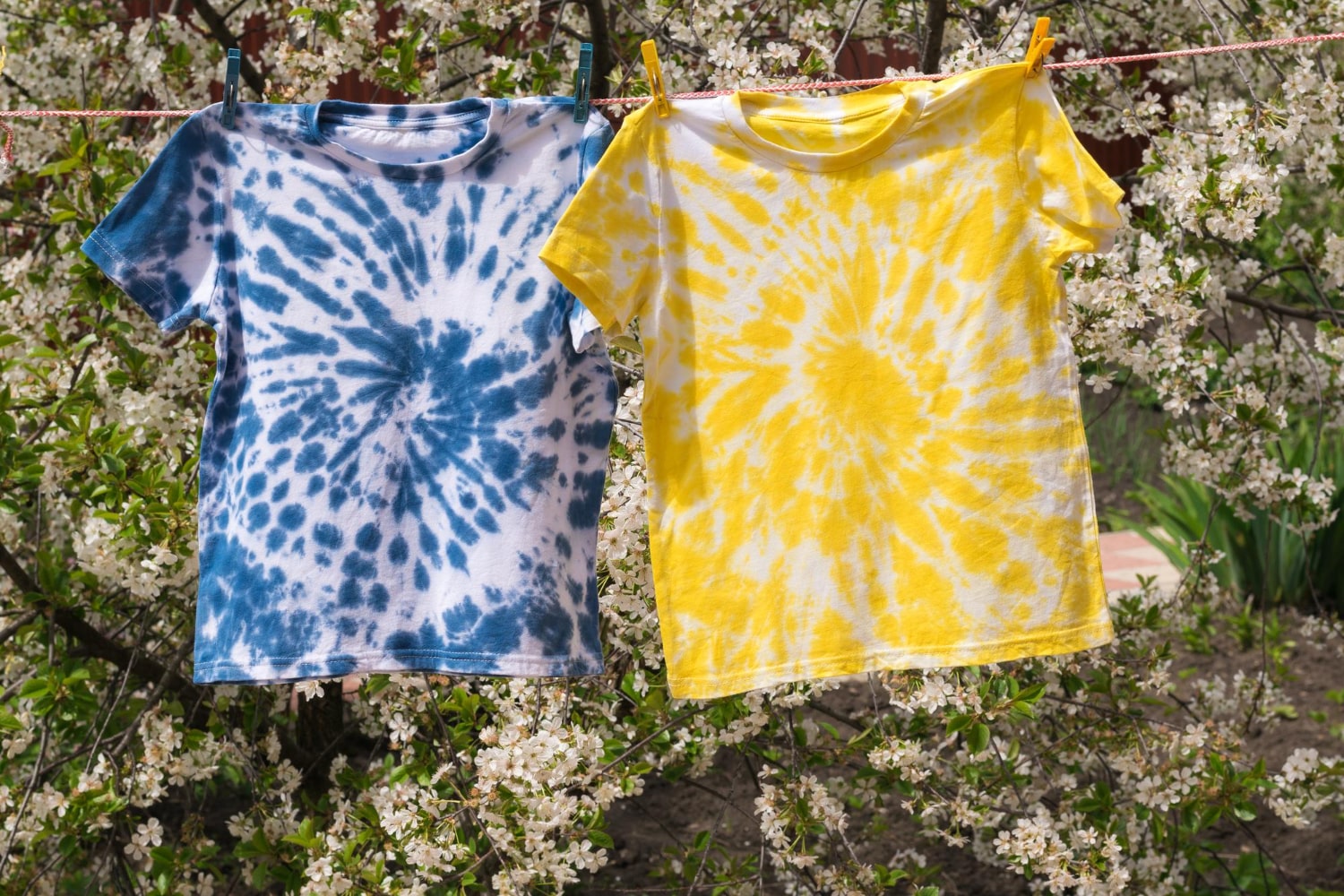 เสื้อมัดย้อมแนวศิลป์ร่วมสมัย (Artisanal Tie-Dye): ออกแบบลายให้มีความลึกทางศิลปะ เช่น ลายพู่กัน ลายเลียนแบบธรรมชาติ (ใบไม้ ดอกไม้) หรือเทคนิคคราฟต์ผสมวัสดุต่าง ๆ เช่น เชือก ลูกปัด หรือแพตช์