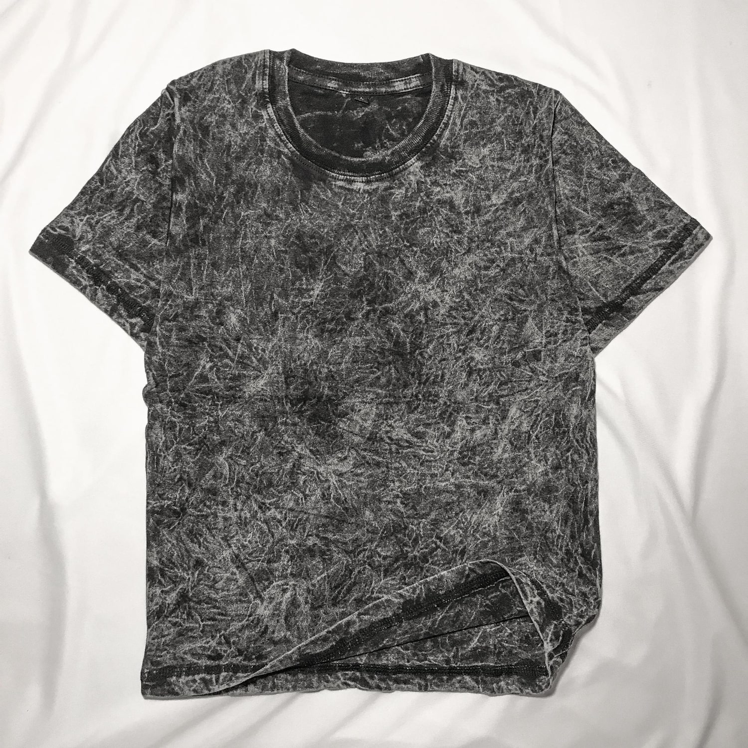 เสื้อฟอก แบบหยาบ (Heavy wash / Stone wash) ใช้วิธีการขัดผ้าด้วยหินภูเขาไฟหรือสารเคมีเข้มข้น เพื่อให้เนื้อผ้าดูเก่า มีความดิบ สีไม่สม่ำเสมอ และเนื้อสัมผัสหยาบอย่างชัดเจน