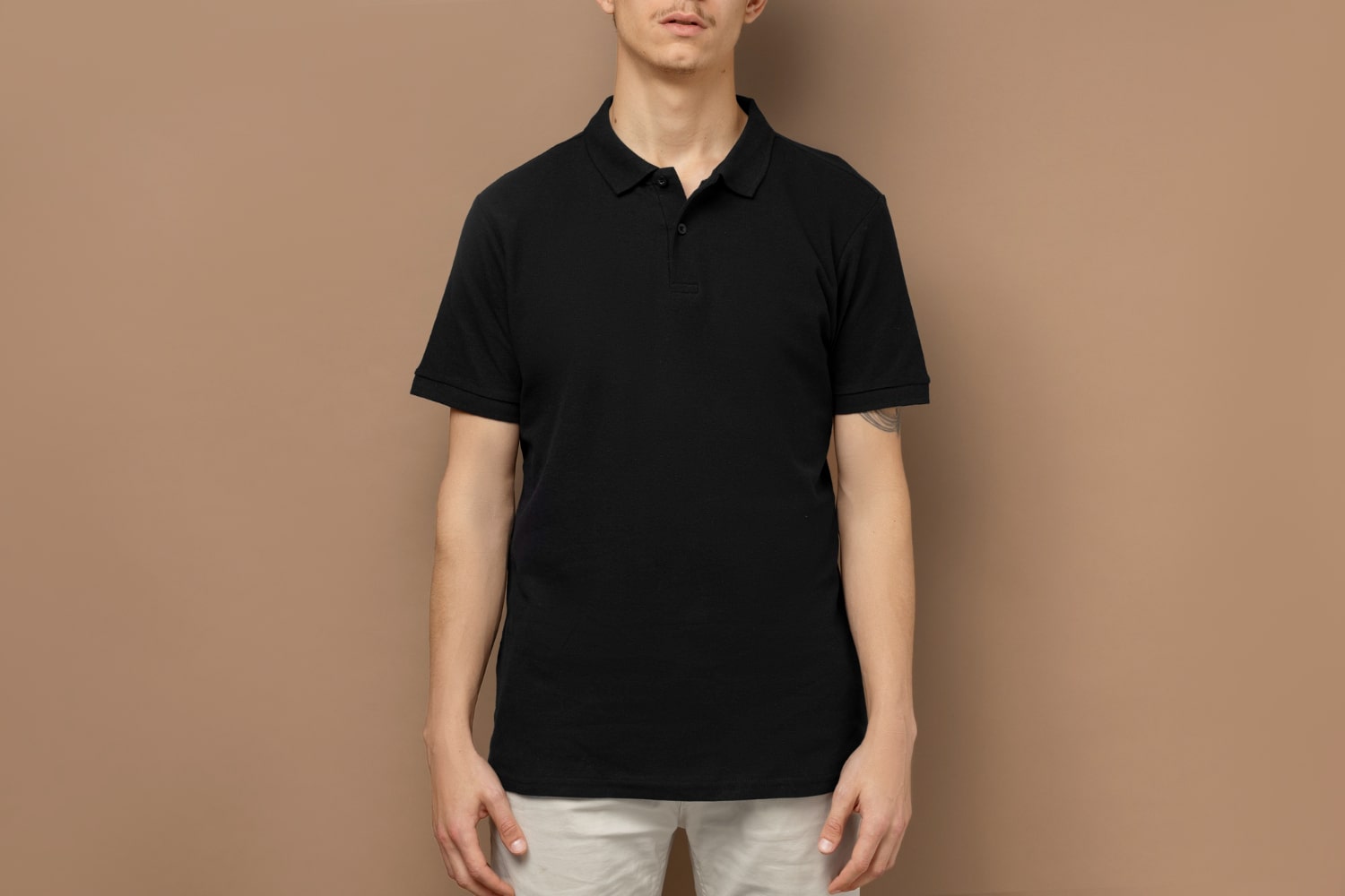 เสื้อโปโล ใส่ง่าย ใช้งานได้หลากหลาย ไม่ว่าจะไปทำงาน ออกงานพบลูกค้า หรือใส่ในงานชิล ๆ เสื้อโปโลก็ยังดูดีและไม่หลุดธีม ใส่คู่กับกางเกงสแล็คหรือกางเกงยีนส์ก็ได้