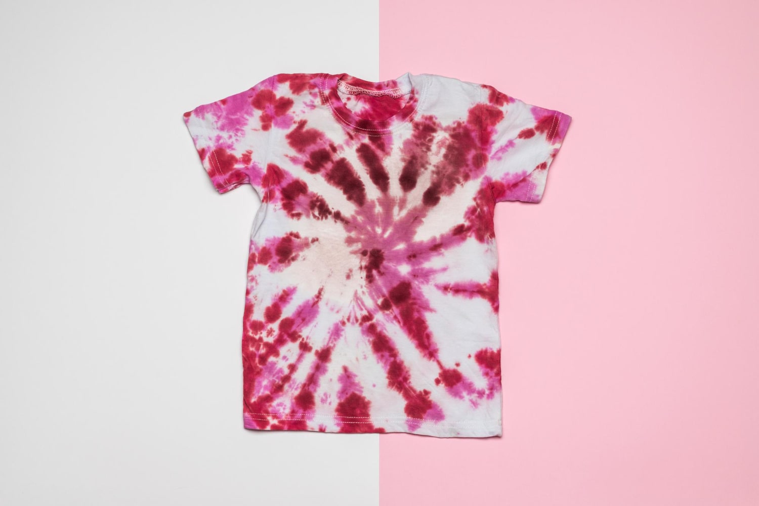 เสื้อมัดย้อม (Tie-dye) เป็นเทคนิคการย้อมผ้าโดยการจับผ้าบิด ม้วน หรือมัดให้เป็นลวดลายก่อนนำไปย้อมสี ทำให้เกิดลวดลายไม่ซ้ำกันในแต่ละชิ้น